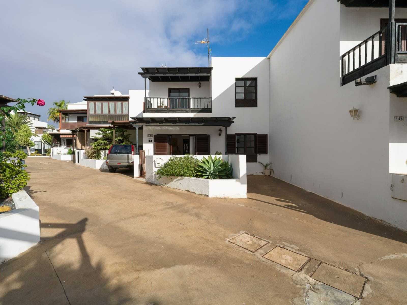 CASA ADOSADA, 3 HABITACIONES, 2 BAÑOS, TERRAZA, PATIO Y BALCON, GARAJE PRIVADO — imagen 1